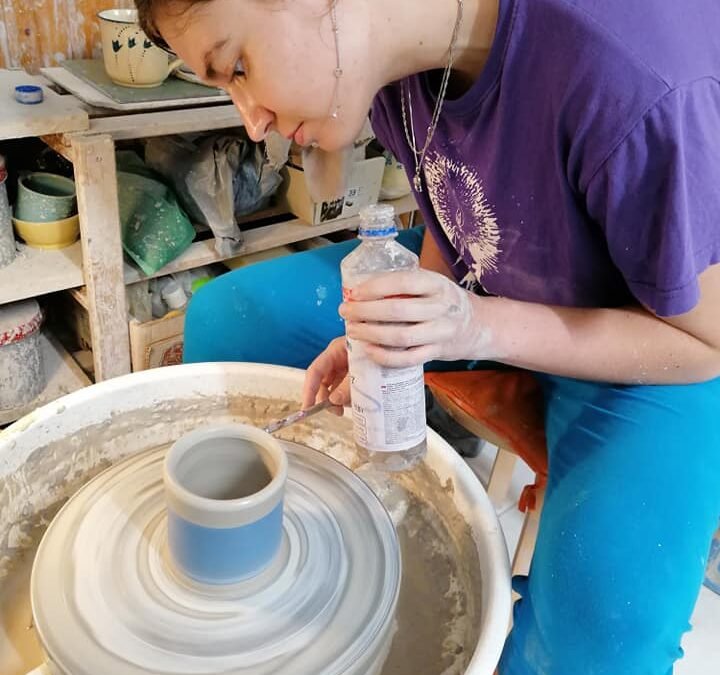 🌀Týdenní celodenní kurz točení na kruhu pro úplné začátečníky + základy dekorování keramiky (20-24/7)  Příměstský tábor pro dospělé a větší děti